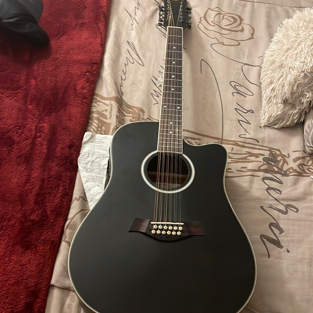 Hello!!! I’ve been having this guitar in my closet for a while now it’s like new